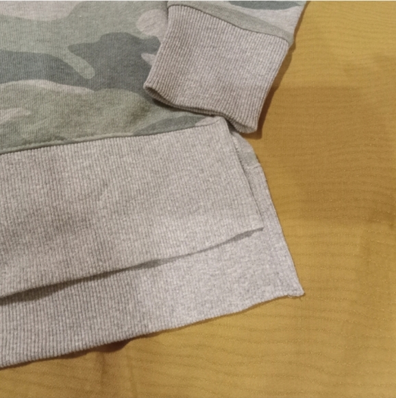 Bundle of 2 Camo Long Sleeve Light Sweaters - Picture 3 of 8